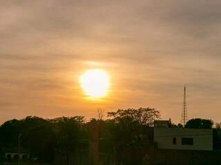 Nas primeira horas do dia o sol também já brilha forte em Campo Grande (Foto: Henrique Kawaminami) 