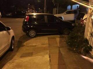 Carros estacionados irregularmente atrapalham o trânsito e acesso de deficientes na esquina (Foto: Direto das Ruas)