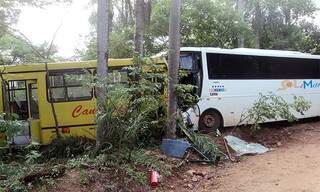 Após atropelar os dois homens, motorista fez manobra e ônibus colidiu contra outro coletivo. (Foto: Diário Online)