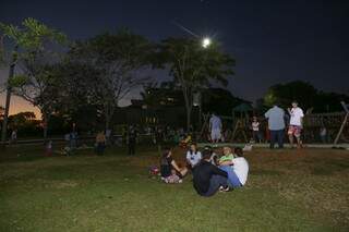 Família e amigos foram em grupos curtir um dia o parque (Foto: Kisie Ainoã)