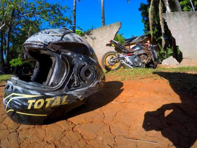Jovem de 18 anos morre ao bater moto importada em muro de casa