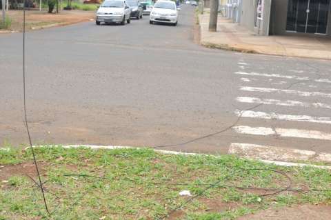 Semáforo danificado chama a atenção de condutores o bairro Amambaí