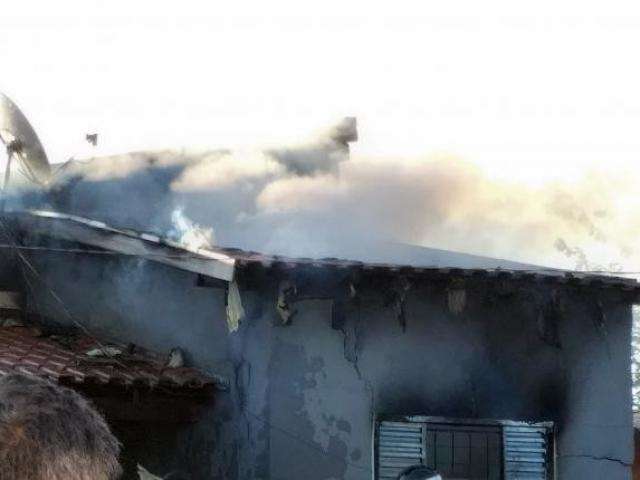 Inc&ecirc;ndio ap&oacute;s descarga el&eacute;trica destr&oacute;i c&ocirc;modo de resid&ecirc;ncia 