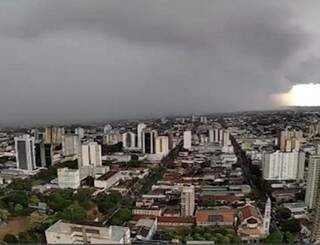 Do alto de hotel, c&acirc;mera registra &quot;cortina&quot; de &aacute;gua cobrindo a Capital 