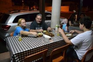 A família Amorim frequenta o restaurante há mais de 20 anos.