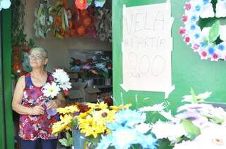 Dona Sarvia Lurdes comercia flores há cerca de 40 anos. (Foto: Alcides Neto)