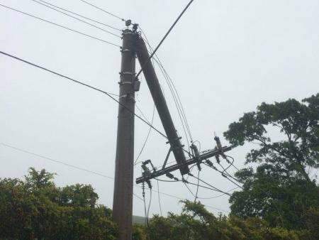 Temporal quebra poste de energia el&eacute;trica em cidade no interior do Estado