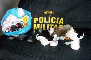 Foram encontrados 325 gramas de drogas, 2 celulares e 2 carregadores (Foto: Maikon Leal/Coxim Agora)