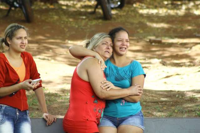 Tr&ecirc;s seguem internados e m&atilde;e n&atilde;o sabe da morte de menina em inc&ecirc;ndio