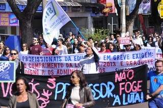 Protesto de professores e servidores administrativos de escolas e da UFGD parou o centro de Dourados nesta manhã e recebeu apoio de estudantes (Foto: Eliel Oliveira)
