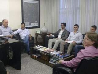 Deputados estaduais Junior Mocchi (PMDB) e Amarildo Cruz (PT) reunidos nesta segunda-feira (26) com comissão de aprovados em concurso público. Primeira convocação ocorrerá em julho. (Foto: Lucas Junot)