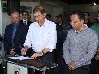 Prefeito Alcides Bernal assina decreto de criação do Canil da Guarda Municipal de Campo Grande. (Foto: Fernando Antunes)