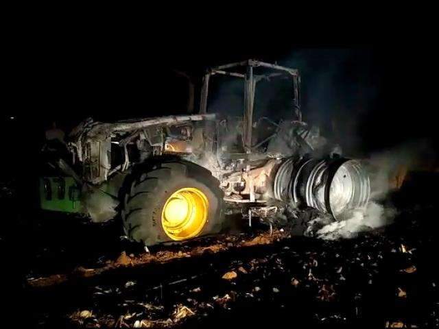 Trator &eacute; consumido pelo fogo ap&oacute;s batida em torre de energia 