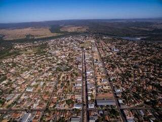 Coxim, cidade que hoje tem 33 mi habitantes, vista de cima (Foto: Prefeitura de Coxim/Divulgação)