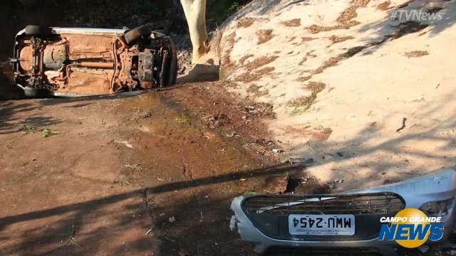 Guincho bloqueia avenida para tirar carro abandonado em c&oacute;rrego