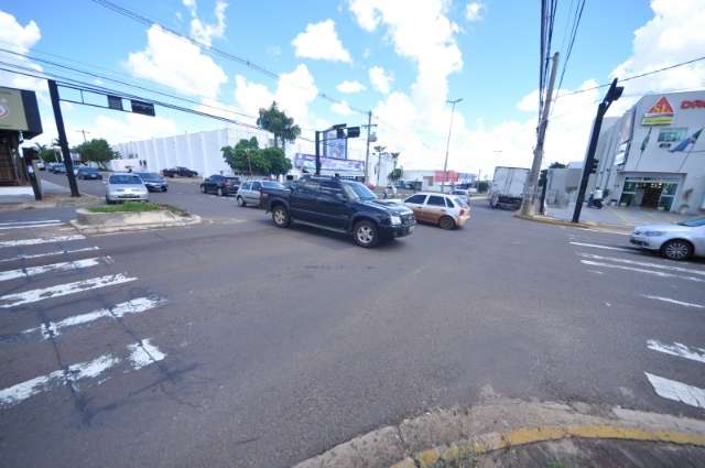 Motorista tem carro roubado &agrave; tarde ao parar em sem&aacute;foro na Zahran