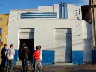 Comércio (em azul e branco) ficou danificado porque a parede do vizinho caiu. (Foto: Fernando da Mata)