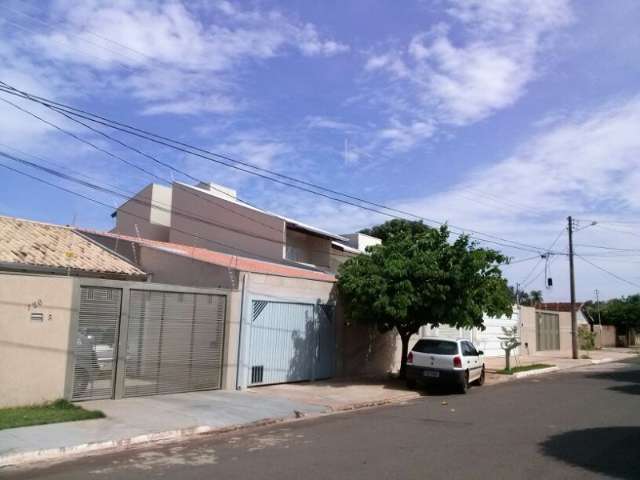 Fios dependurados impedem moradora de podar &aacute;rvore no bairro Belo Horizonte