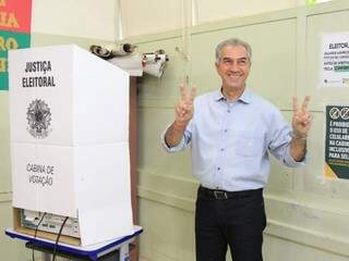 Governador Reinaldo Azambuja posa para foto após votar. (Foto: Marina Pacheco).