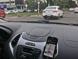 Motorista de aplicativo atua em avenida movimentada de Campo Grande na tarde desta quinta-feira (20). (Foto: Marcos Ermínio).
