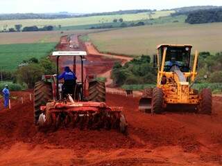 Estrada asfaltada em distrito encurta caminho no escoamento da produção Estrada asfaltada em distrito encurta caminho no escoamento da produção