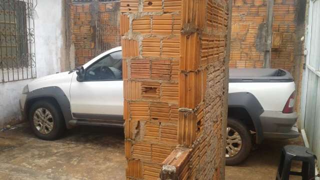 Pol&iacute;cia acha carro roubado de fam&iacute;lia na casa de um dos ladr&otilde;es