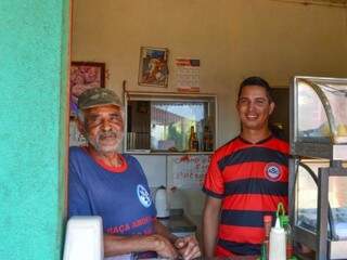 Aparecido Oliveira Santiago e Robson Ximenes são moradores antigos do São Conrado  (Foto: Alana Portela)