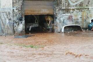 Funilaria foi invadida pela água no bairro Santo Eugênio (Foto: Cleber Gellio)