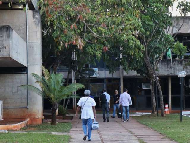 Servidor continua trabalhando 8 horas at&eacute; notifica&ccedil;&atilde;o de liminar, diz secret&aacute;rio