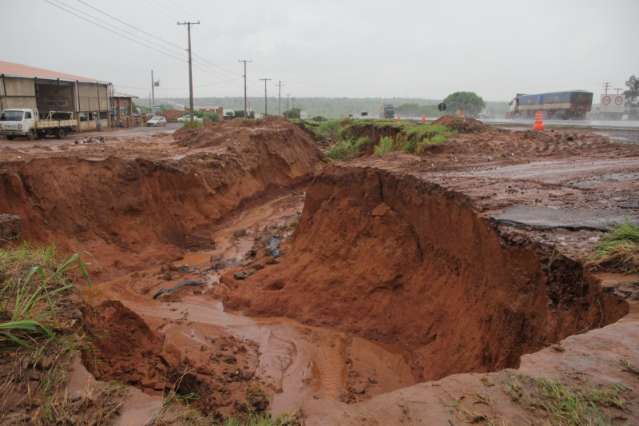 Ap&oacute;s 24 horas, chuva ainda &eacute; motivo de dor, preju&iacute;zo e transtornos