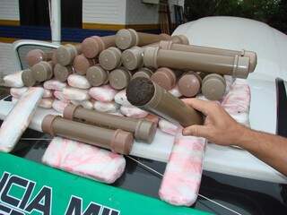 Droga estava dividida em 32 tabletes na lateral do carro e também em tubos de PVC. (Foto: Divulgação/Polícia Militar Rodoviária Estadual)
