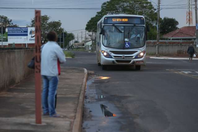 Cansados de esperar por 40 minutos, moradores pedem mais &ocirc;nibus