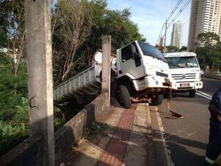 Caminhão que por pouco não caiu em ribanceira na avenida Ceará (Foto: Danielle Valentim)