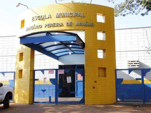 Professores driblam liminar e alunos ficam a semana inteira sem aula
