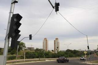 Segundo moradores, o semáforo foi instalado há anos e até hoje não funciona (Foto: Cleber Gellio)