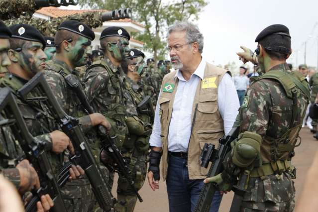 A espera do Ex&eacute;rcito prometido por Temer, fronteira est&aacute; nas m&atilde;os do crime