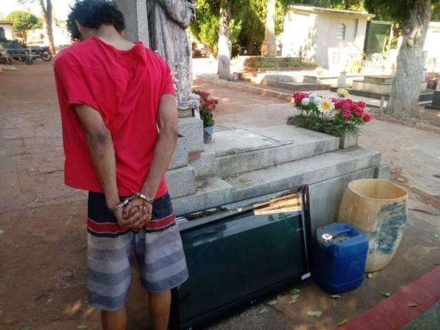 Ladr&atilde;o invade restaurante, leva TV e esconde em cemit&eacute;rio