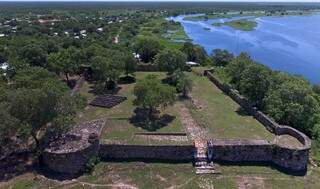 Bicentenário Forte Olimpo, onde o rio é a fronteira Brasil-Paraguai: atração turística no Pantanal do Nabileque