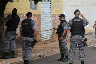 Policiais no local da troca de tiros. (Foto:Marcos Ermínio)