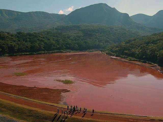 Sem sistema de alerta,10 fam&iacute;lias vivem em rota de barragem 