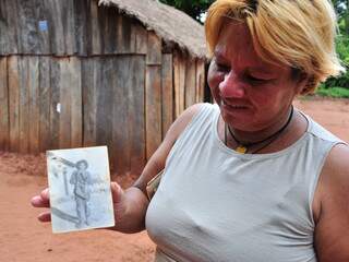 Neta de Eleonora com foto do bisavô nas mãos. Gente que viu a aldeia nascer. (Foto: João Garrigó)