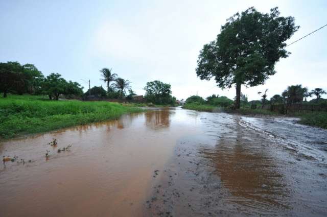 Chuva alaga ruas e casas, derruba &aacute;rvores e causa transtornos na Capital