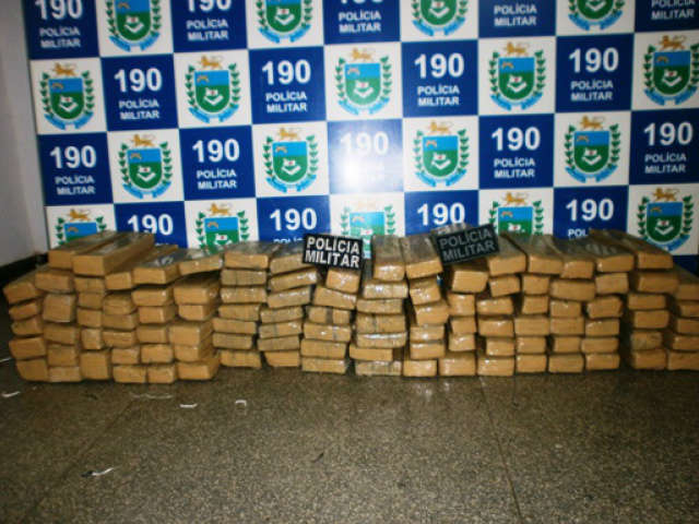  Motorista abandona picape com 100 quilos de maconha ap&oacute;s tenta fugir da pol&iacute;cia