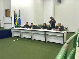 Sessão extraordinária na Câmara de Ribas discute aumento salarial do próximo prefeito, vice e secretários (Foto: João Danieze)