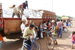 Cestas que chegaram nesta quarta aos índios foram distribuídas na estrada (Foto: Eliel Oliveira)
