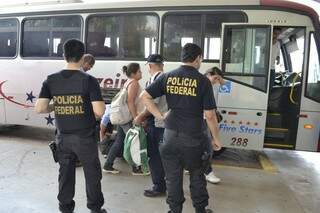 Policiais Federais durante operação no terminal rodoviário. (Foto: Simão Nogueira)