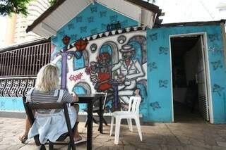 Da rua, grafite em tons de azul é destaque na paisagem central. (Foto: Saul Schramm)