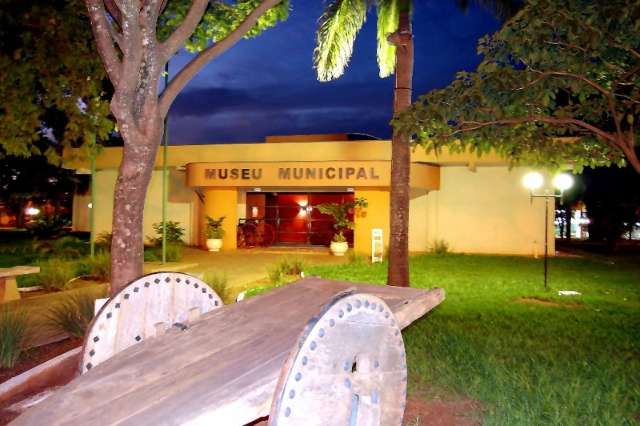 Alunos exp&otilde;em trabalhos no Museu Municipal de Nova Andradina 