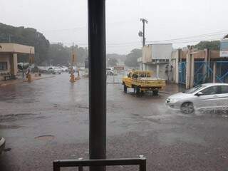 Chuva forte na região da UFMS. (Foto: Direto das Ruas)