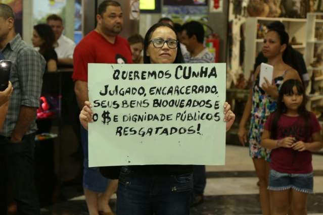 Grupo Pr&oacute;-Dilma leva 50 pessoas ao aeroporto para recepcionar bancada de MS